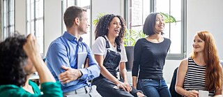 Eine fröhliche Gruppe Lehrkräfte