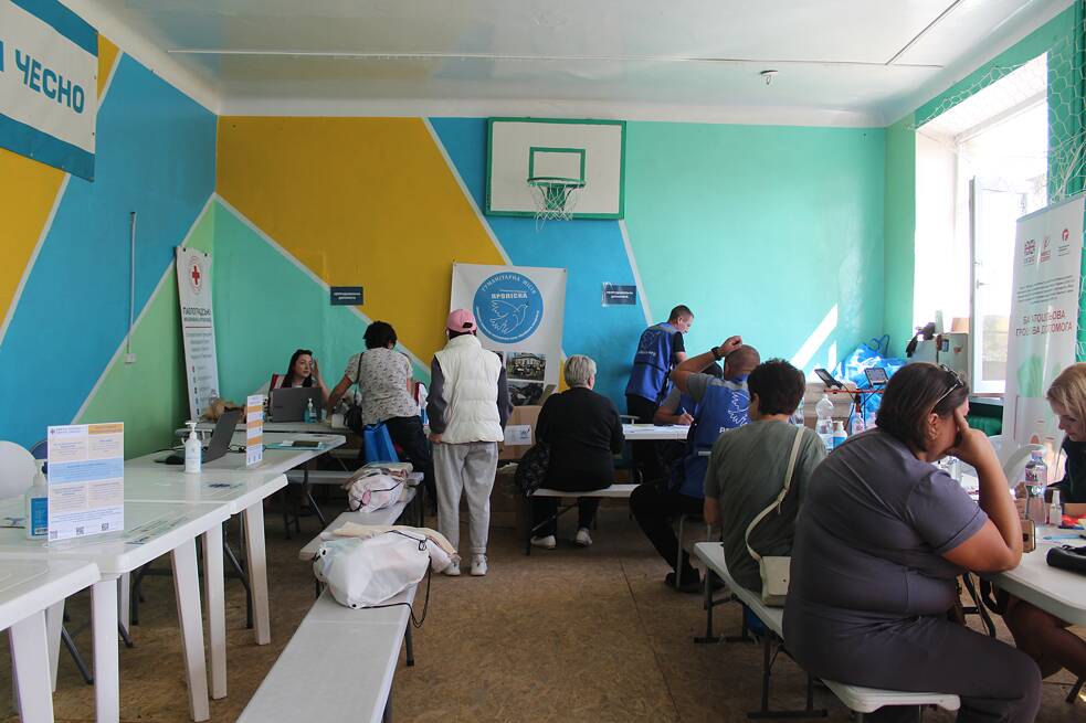 Nefunkční tělocvična slouží novému tranzitnímu centru v Pavlohradě jako registrační centrum.