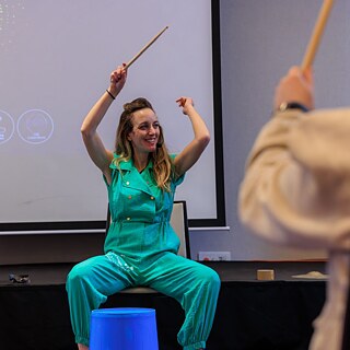 Yaara Barbash trommelt