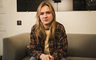 Сум’янка Саша Бергазова проживає втрату нареченого, тримаючись за пам’ять про нього. 