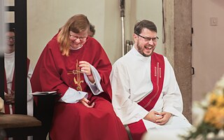 Rituál v jednej zázračnej chvíli zväzuje ľudské osudy v jednom priestore. Záber z kňazskej vysviacky (2025) v pražskej katedrále sv. Vavrinca na Petříne.