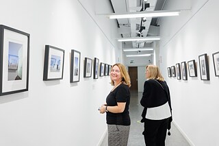 Ausstellung der Fotografin Arina Dähnick (im Portrait)