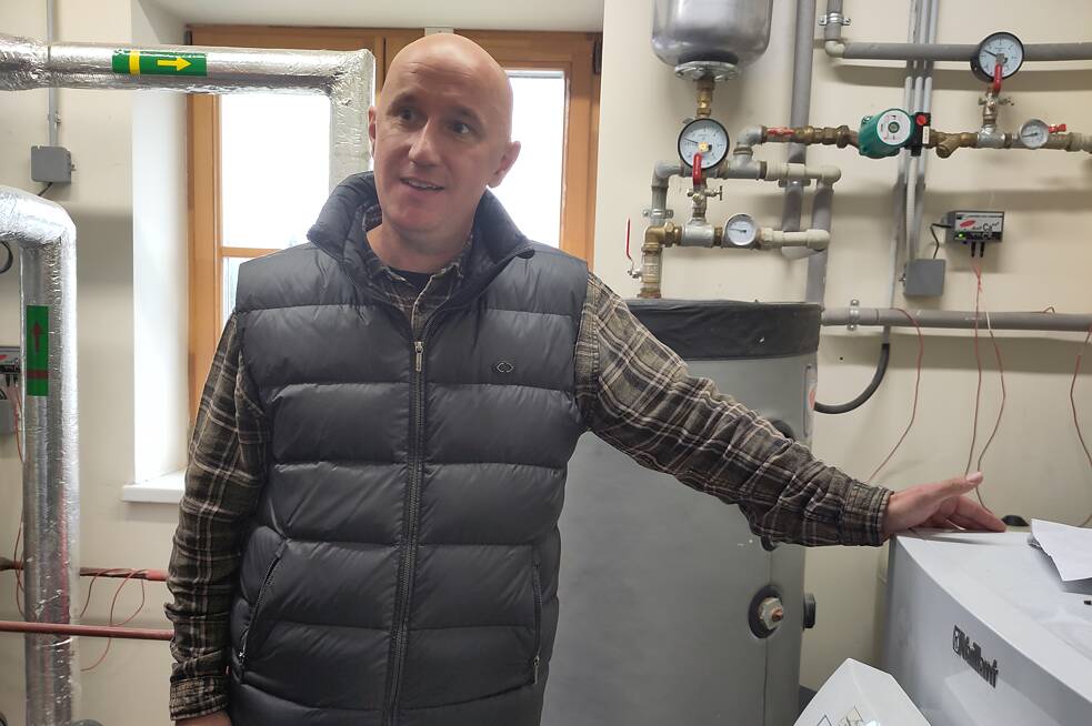 Riaditeľ regionálneho parku Pagramantis Darius Nicius v návštevníckom centre ukazuje geotermálny vykurovací systém. 