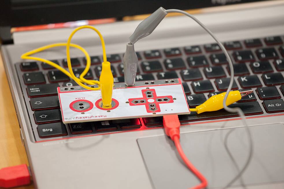 Das Bild zeigt eine Nahaufnahme von professionellem Equipment des TüftelLabs, das auf einem Laptop liegt. 