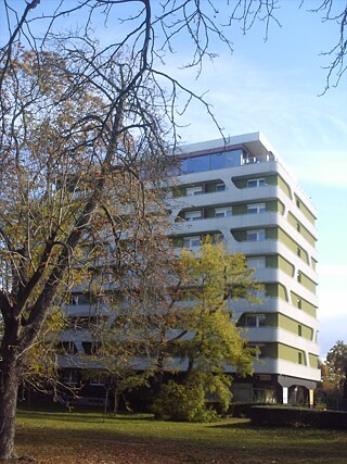 Сохо-Тауер в англійському парку в Комарі