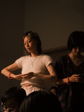 Miaozi’s performance during a bathhouse retreat 