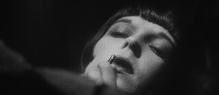 Filmstill: A woman putting make up on