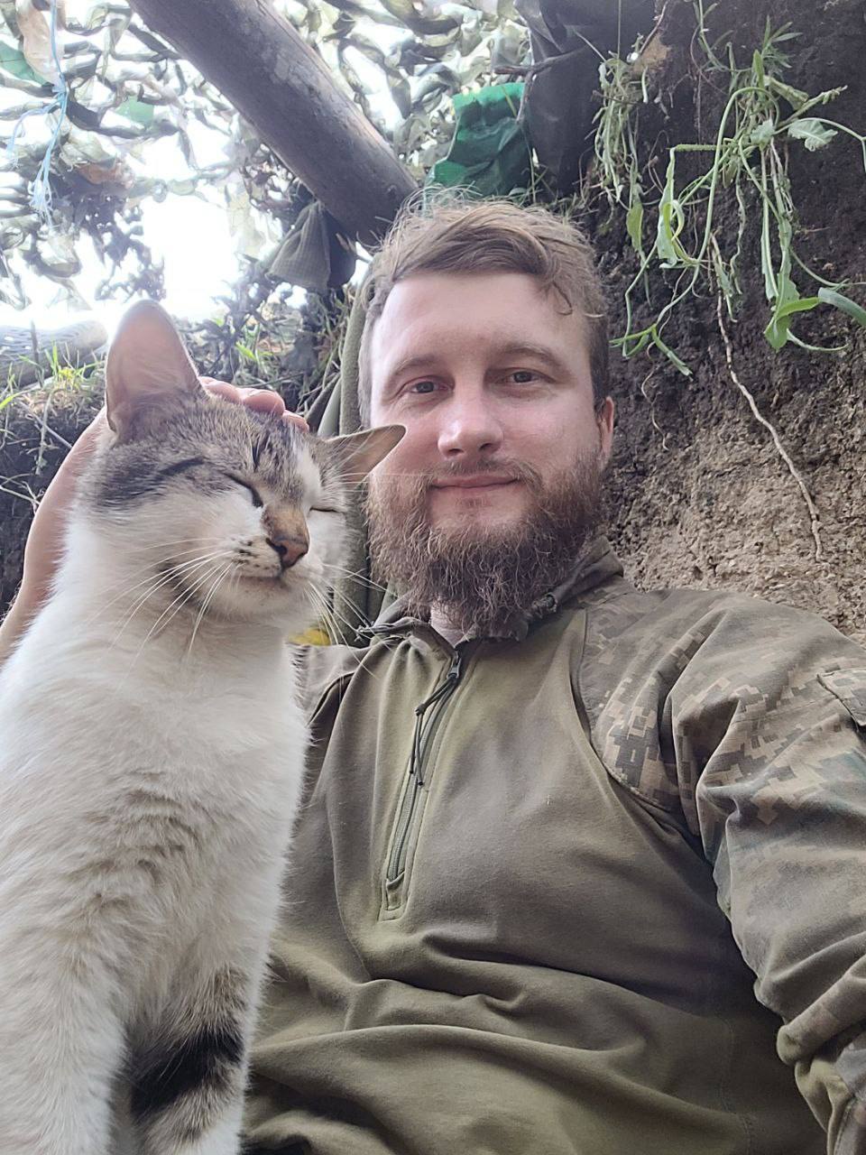 Serhij in den Schützengräben zusammen mit flauschigen „Kampfkameraden“. 