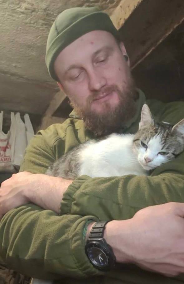 Сергій в окопах разом з «бойовими» котами.