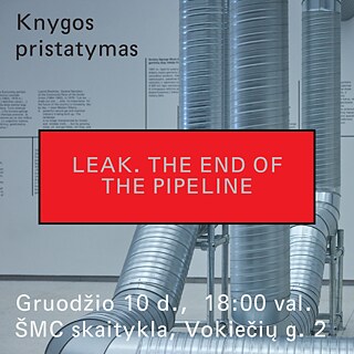 Knygos „Leak. The End of the Pipeline“ pristatymo vizualas. Nuotraukoje matyti instaliacijos „Leak. The End of the Pipeline“ fragmentas, eksponuojamas ŠMCCAC
