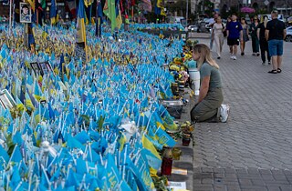 Eine Frau trauert am Denkmal für die Opfer des russischen Krieges gegen die Ukraine auf dem Unabhängigkeitsplatz in Kyjiw.