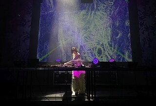 Die Residenzkünstlerin Sara Delirio bei ihrer Abschlusspräsentation.