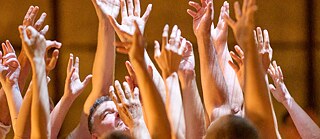  Abendzauber II: Group of dancers with arms stretched upward