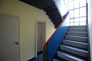 Die Innenansicht des sanierten Meisterhauses Feininger, aufgenommen am 30.03.2011 in Dessau-Roßlau. Das Meisterhaus, in dem die Kurt-Weill-Gesellschaft ihren Sitz hat, wird am Donnerstag (31.03.2011) wiedereröffnet. Die Villa in der Meisterhaus-Siedlung ist nun farblich wieder so gestaltet wie zum Einzug der Familie Feininger im Jahre 1926. 