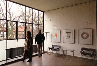 Dessau (Sachsen-Anhalt): Blick in das Atelier des "Feininger-Hauses" in Dessau. Es gehört zur sogenannten Meisterhaussiedlung, einem Ensemble von ursprünglich vier Häusern, die Walter Gropius, bis 1928 Dirketor des Bauhauses, entworfen hatte. Hier wohnte Lyonel Feininger mit seiner Familie während seiner Tätigkeit am Bauhaus Dessau (1926 bis 1932). Seit Anfang der 90-er Jahre ist es Sitz der Kurt-Weill-Gesellschaft in Dessau. Die Stadt begeht vom 18. Februar bis zum 5. März 2000 mit dem 8. Kurt-Weill-Fest den 100. Geburtstag des Komponisten. Weill hatte seine Geburtsstadt im Alter von 19 Jahren verlassen und war nach Berlin gegangen. Später wurde New York zu seiner Heimat, wo er vor 50 Jahren starb. 