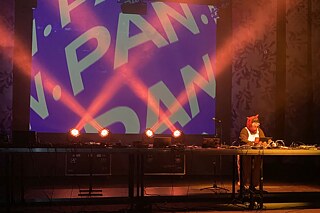 Die Residenzkünstlerin PAN bei ihrer Abschlusspräsentation.