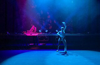 Die Residenzkünstlerin Simulacroon bei ihrer Abschlusspräsentation.