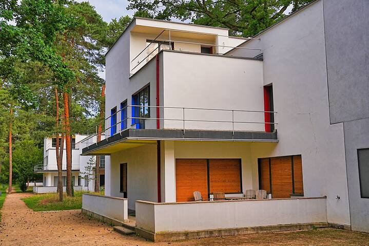 Drei Doppelhäuser für die Bauhausmeister Laszlo Moholy-Nagy und Lionel Feininger, Georg Muche und Oskar Schlemmer sowie Wassily Kandinsky und Paul Klee mit ihren Familien. Ein Einzelhaus für den Direktor Walter Gropius.