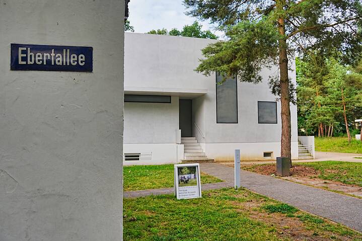 Drei Doppelhäuser für die Bauhausmeister Laszlo Moholy-Nagy und Lionel Feininger, Georg Muche und Oskar Schlemmer sowie Wassily Kandinsky und Paul Klee mit ihren Familien. Ein Einzelhaus für den Direktor Walter Gropius.