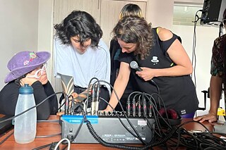 Teilnehmende mit Mentorin Lola Bogotrax beim Live-Sound-Workshop.