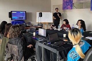 Teilnehmende mit Mentor Tomás González beim Mixing-Workshop.