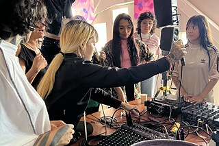 Teilnehmende mit den Mentorinnen Pía Sotomayor und Lola Bogtorax beim Experimentieren im Live-Sound-Workshop.