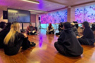 Teilnehmende mit der Mentorin Ana María Romano G. beim Workshop zum Thema Soundexperimentierung.