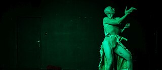 Performance Olympia Bukkakis 