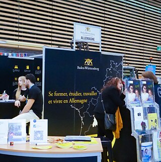 Un stand du Land de Bade-Wurtemberg avec des personnes