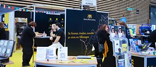 Un stand du Land de Bade-Wurtemberg avec des personnes