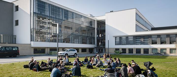 The Bauhaus is still a meeting place today: participants in the “Schule Fundamental” festival in front of the Bauhaus building in 2019.