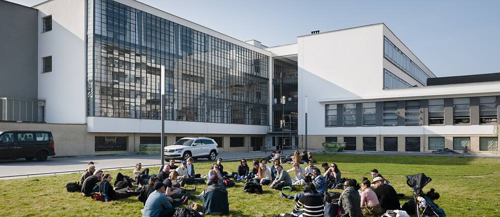 The Bauhaus is still a meeting place today: participants in the “Schule Fundamental” festival in front of the Bauhaus building in 2019.