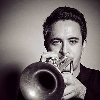 Foto des deutschen Musikers Florian Menzel beim Trompetenspiel