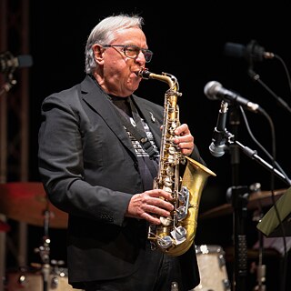 Porträt des Musikers Gianni Oddi beim Saxophonspielen