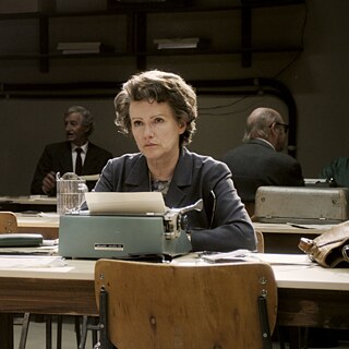 Filmstill aus „Hannah Arendt“ von Margarethe von Trotta: Eine Frau sitzt an einem Tisch und schreibt an einer Schreibmaschine.