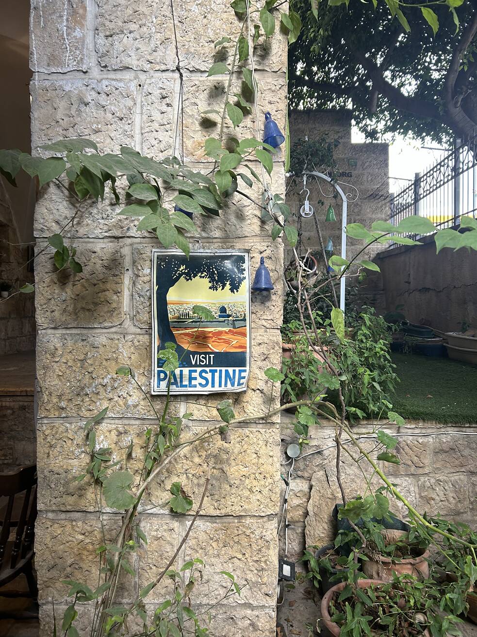 „Visit Palestine“ – plakát původně vytvořený v roce 1930 rakousko-židovským umělcem Franzem Krausem, který vybízel Židy z celého světa k cestě do Svaté země. Po založení Izraele v roce 1948 většina izraelských židů přestala používat slovo „Palestina“. V roce 1995, inspirován dohodami z Osla, plakát znovu vytiskl grafik a aktivista z Tel Avivu David Tartakover, který se staví proti okupaci, v naději, že oživí myšlenku mírového soužití s Palestinci*kami. Později byl plakát znovu reinterpretován samotnými Palestinci*kami jako připomínka existence Palestiny.