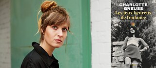 Das Bild ist in zwei Hälften geteilt. Linke Seite: Eine Person steht vor einer grün gestrichenen Wand mit einer hellen Backsteinstruktur im Hintergrund. Die Person trägt ein schwarzes, lockeres Oberteil. Die Haare sind in einem unordentlichen Dutt zusammengebunden, einige Strähnen hängen locker herunter. Rechte Seite: Das Cover eines Buches ist zu sehen. Der Hintergrund des Covers ist ein Schwarz-Weiß-Foto, das eine Person zeigt, die vor einer Naturkulisse (Sträucher oder Bäume) und einer Steinmauer steht. Die Person trägt ein langärmliges Oberteil und einen Rock. Oben auf dem Cover steht in großen weißen Buchstaben der Name „CHARLOTTE GNEUSS“. Darunter in gelber Schrift der Titel „Les jeux heureux de l’enfance“. Darunter in kleinerer Schrift: „traduit de l’allemand par Rose Labourie“. Ganz unten steht der Verlag: „Les Argonautes“ und das Wort „ROMAN“.