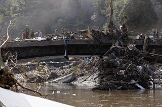 Units from the police, THW, Bundeswehr and fire brigade, together with many volunteers, are clearing roads and removing debris and mud.