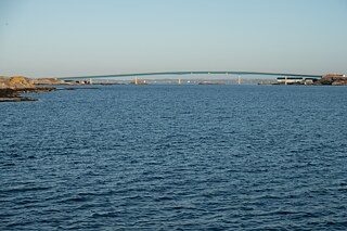 Das Schulwärts-Programm als Verbindung zur deutschen Sprache und Kultur — hier die Brücke, die die Schäreninseln Hönö und Fotö verbindet