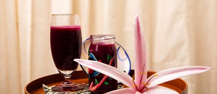 Das süß-saure schwarze Pflaumengetränk