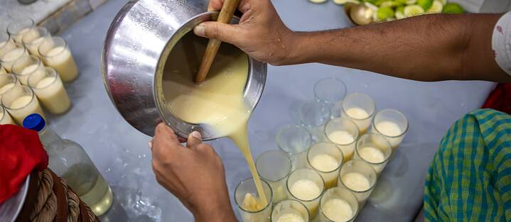 Lassi wird in einem Outlet des bekannten Beauty Shorbot zubereitet