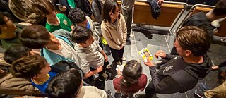 Roman Weidenfellner gibt Autogramme an Schülerinnen und Schüler der Stuyvesant High School in New York