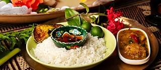 Essen, das in hinduistischen Haushalten während der Durga Puja serviert wird