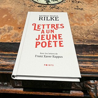 Die französische Ausgabe der Briefe an einen jungen Dichter, auf einem Tisch liegend.