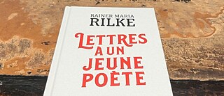 Die französische Ausgabe der Briefe an einen jungen Dichter, auf einem Tisch liegend.