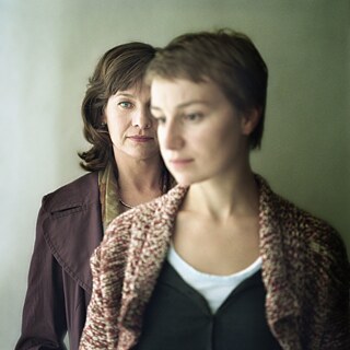 Das Filmstill aus Sturm von Hans-Christian Schmid zeigt zwei Frauen.