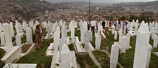 Filmstill aus Sturm von Hans-Christian Schmid: Blick vom Friedhof Alifakovac in Sarajevo