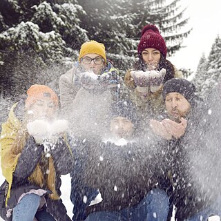 Junge Leute im Schnee