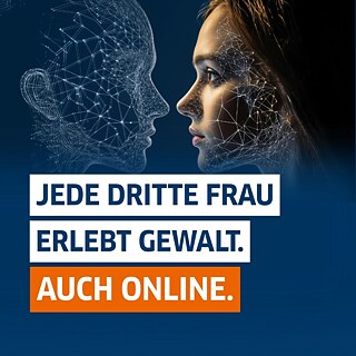 Eine Frau schaut in ihr Spiegelbild, das aus Datenströmen besteht. Text auf Bild: Jede dritte Frau erlebt Gewalt. Ist künstliche Intelligenz das Problem? Oder die Lösung? Auch online. 