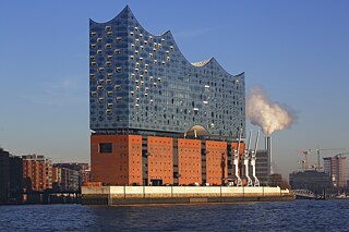 Die Elbphilharmonie mit Besuchern auf der Aussichtsplattform in der HafenCity von Hamburg